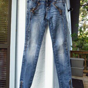 BeRock Los Angeles Jeans Womans Low rise SZ 2 Skinny Leg Zippered ankle crop